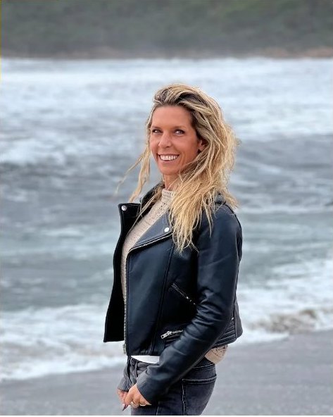 Élodie Putteman, fondatrice de KÉFI, au bord de la mer